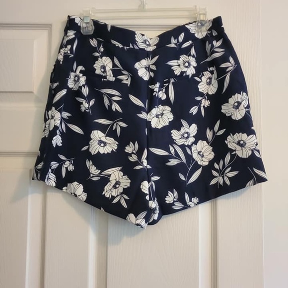 Cute flower shorts!! - Picture 2 of 2